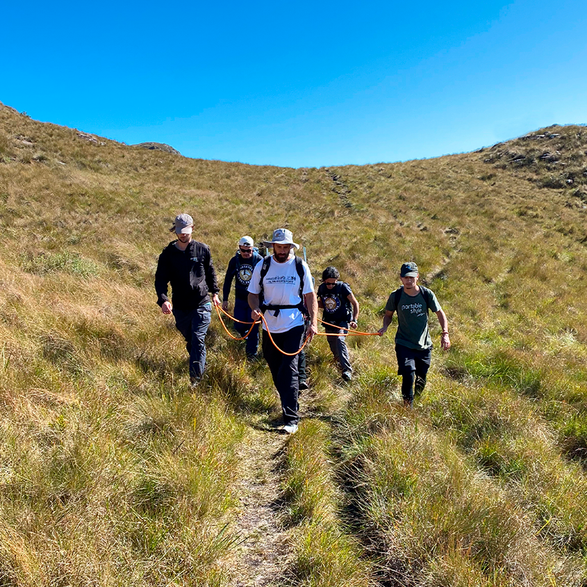 Cadeira de rodas adaptada para prática de montanhismo entre cadeirantes